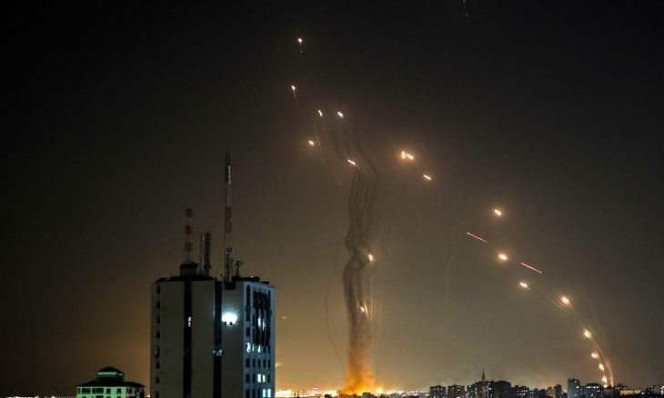 حماس تطلق 130 صاروخا صوب تل أبيب